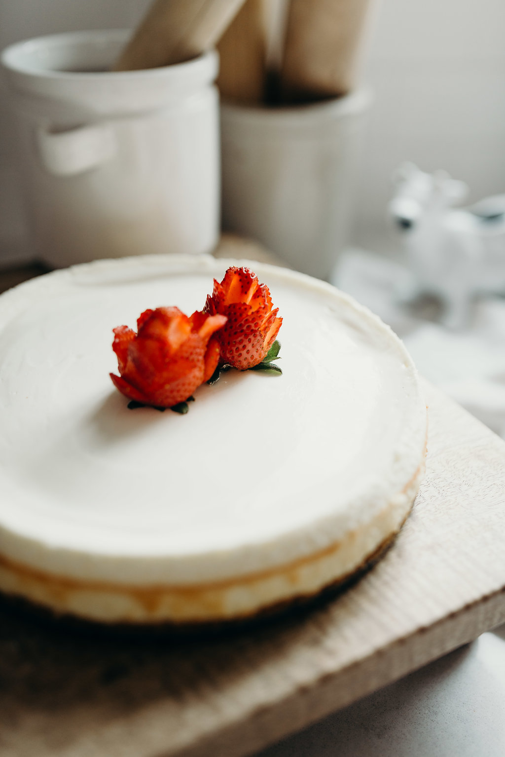 the best cheesecake with strawberry roses