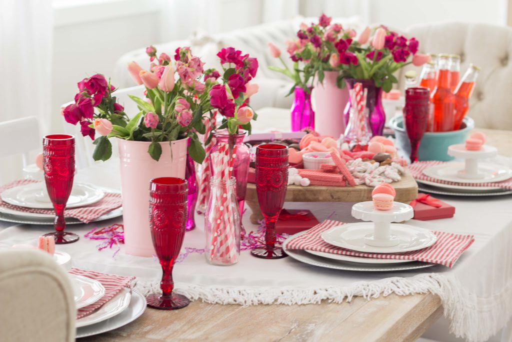 Valentine's Day table decoration ideas - Sugar Maple Farmhouse