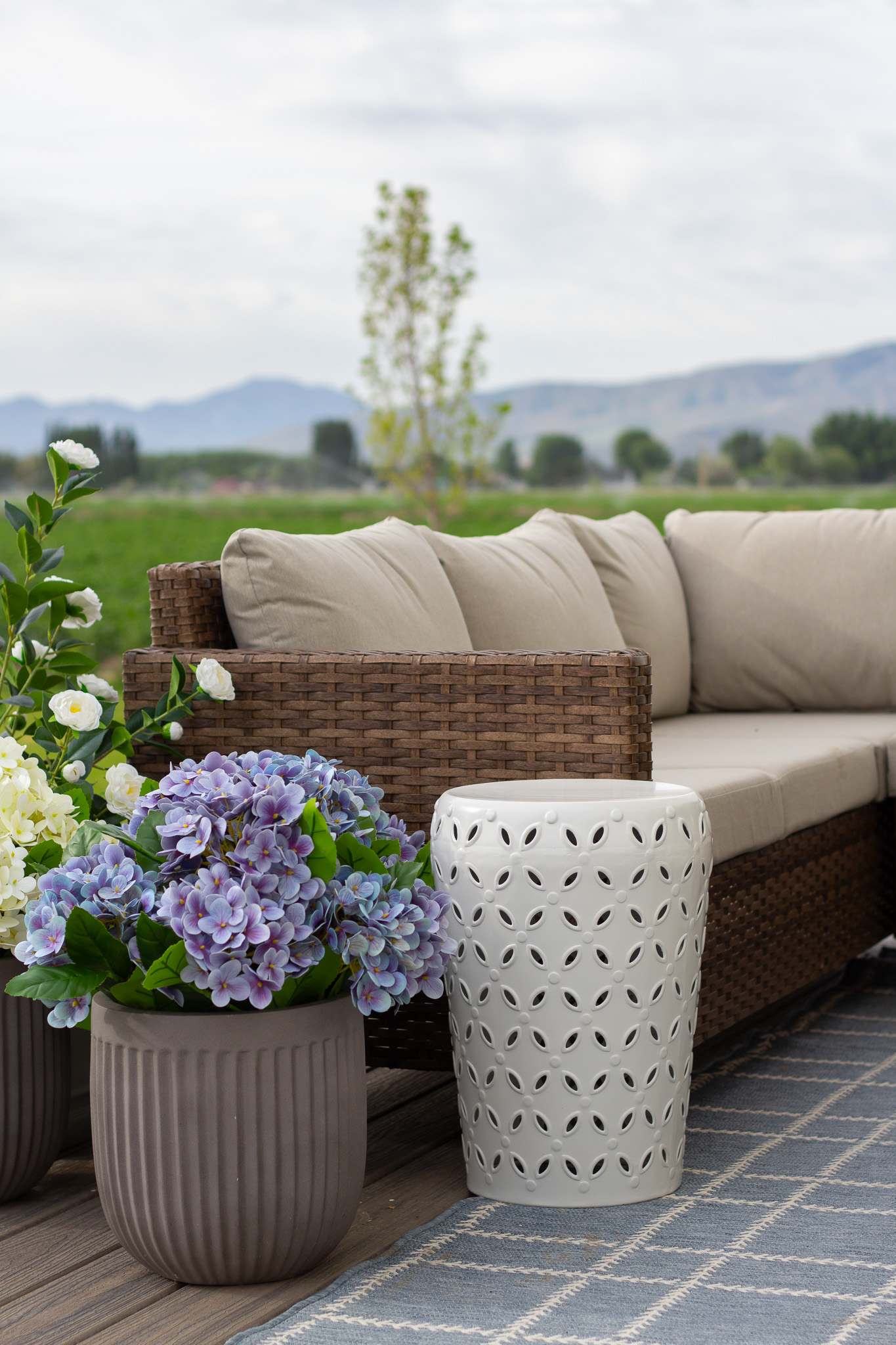 Cozy Summertime Deck Decorating Ideas